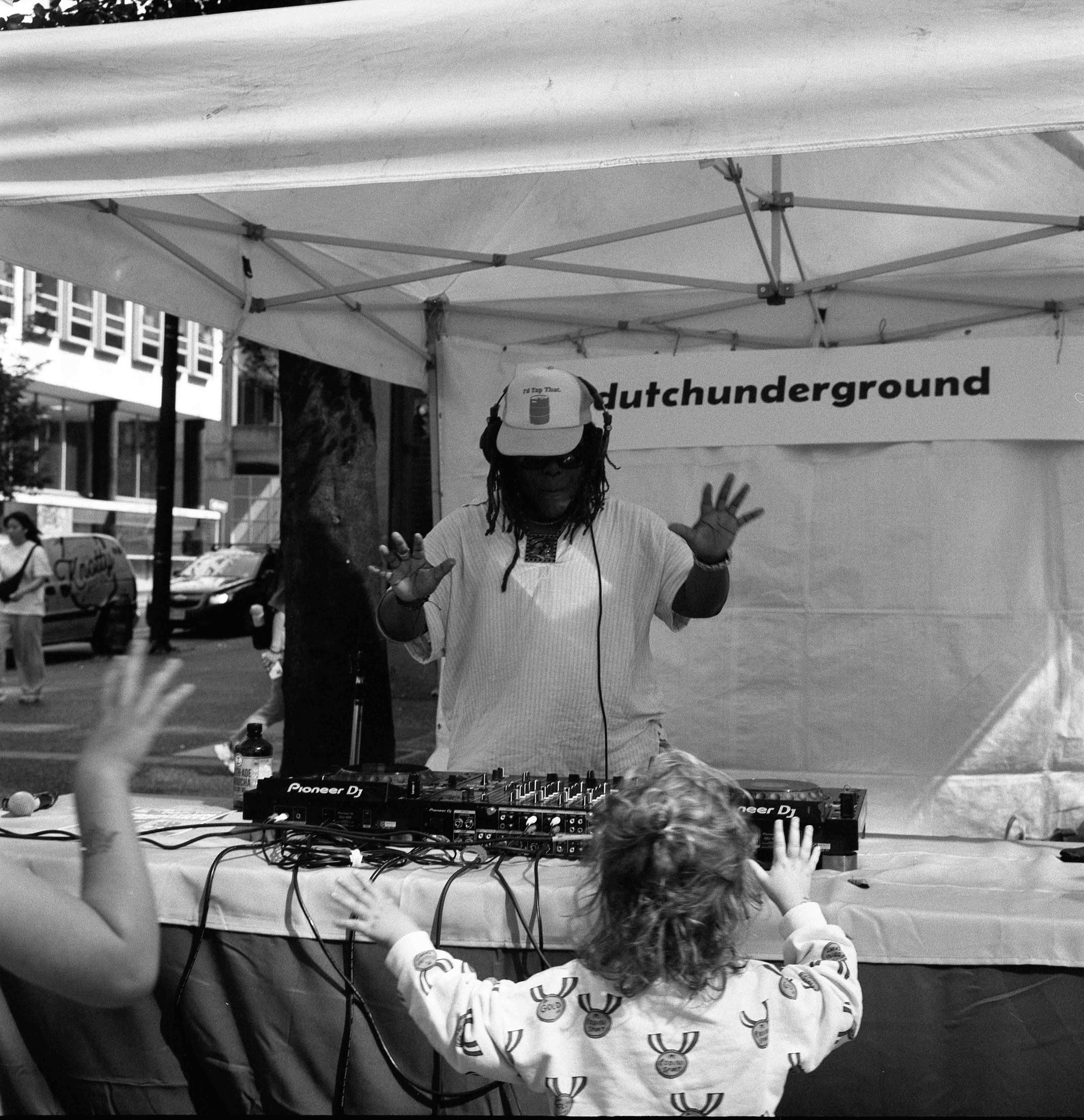 DJ 