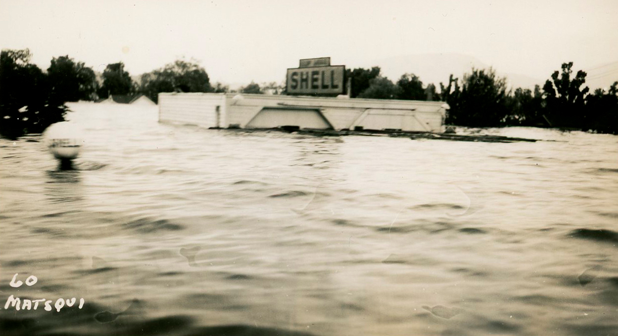 Blog post photo, 1940s flood, submerged gas station